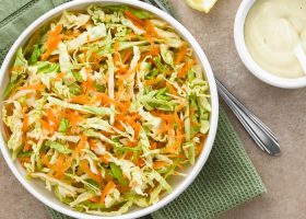 طريقة عمل سلطة الملفوف الأبيض بالفلفل الملون والفطر