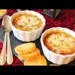 طريقة عمل شوربة البصل الفرنسية بالجبنة الصفراء