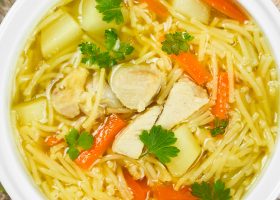 طريقة عمل شوربة الشعيرية والثوم والهيل