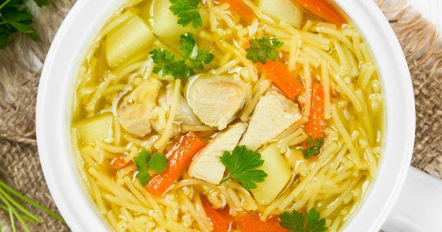 طريقة عمل شوربة الشعيرية والثوم والهيل