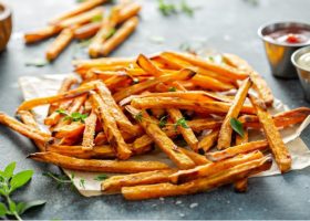 طريقة عمل اصابع البطاطس الحلوة المشوية مع صوص الزبادى