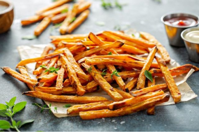 طريقة عمل اصابع البطاطس الحلوة المشوية مع صوص الزبادى