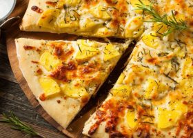 طريقة عمل بيتزا البطاطس المسلوقة بصوص الزبادى والزعتر البرى