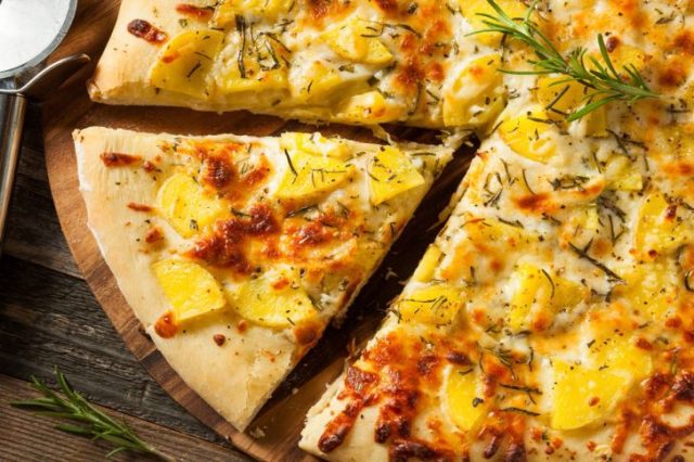 طريقة عمل بيتزا البطاطس المسلوقة بصوص الزبادى والزعتر البرى