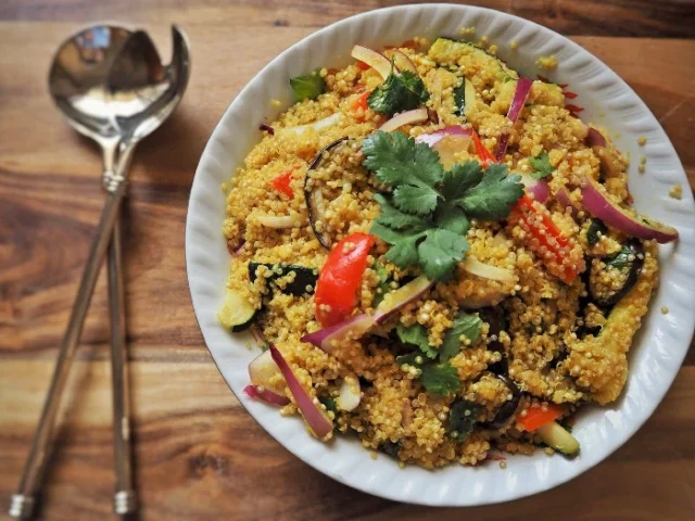طريقة عمل الكينوا مع الخضروات المشوية للرجيم