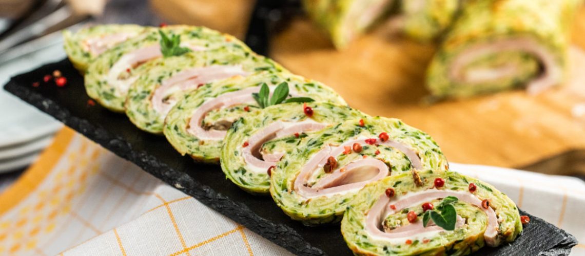 طريقة عمل رول كوسة نيئة بحشوة جبنة وجزر مبشور بالليمون