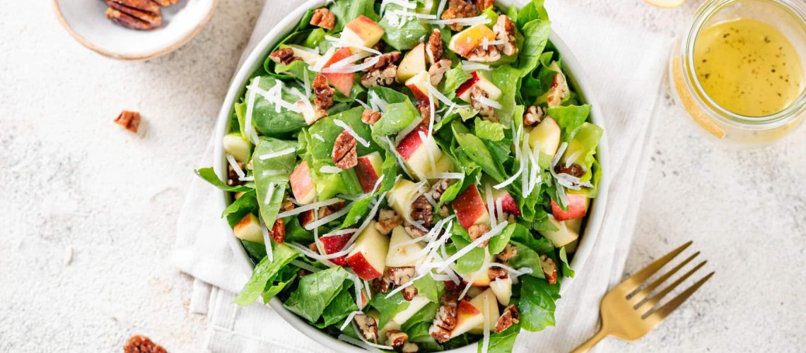 طريقة عمل سلطة الموزاريلا مع التفاح الأخضر وعسل الزعتر