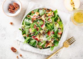 طريقة عمل سلطة الموزاريلا مع التفاح الأخضر وعسل الزعتر