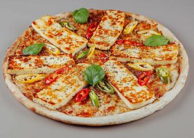 طريقة عمل بيتزا بالمانجو و الجبن الحلوم و الفلفل الحار