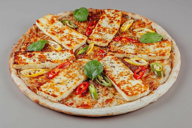 طريقة عمل بيتزا بالمانجو و الجبن الحلوم و الفلفل الحار