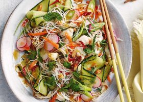 طريقة عمل سلطة نودلز شفاف بالخوخ الطازج والريحان