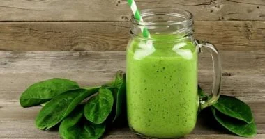 طريقة عمل عصير سبانخ بالفراولة والقرفة