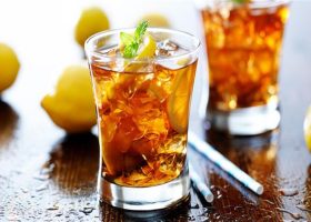 طريقة عمل شاي مثلج بالتين المجفف والزنجبيل الطازج