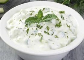 طريقة عمل صوص زبادى بالمانجو والثوم للتغميس