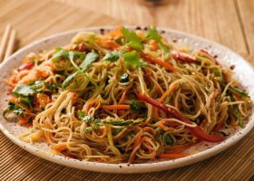 طريقة عمل نودلز البنجر مع صوص الزبادي والكزبرة