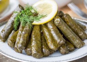 طريقة عمل محشى ورق عنب بالجبنة الكريمى و الريحان