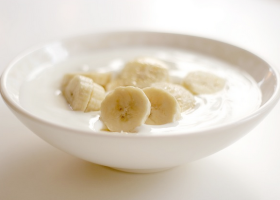 طريقة عمل حلوى الزبادى المجمد بالموز والكركم