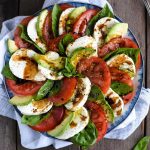 طريقة عمل سلطة الافوكادو المشوي بالكرز و صلصة الشاى الأخضر