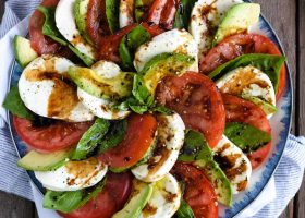 طريقة عمل سلطة الافوكادو المشوي بالكرز و صلصة الشاى الأخضر