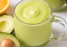 طريقة عمل عصير الأفوكادو بالقشطة والعسل