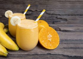 طريقة عمل ميلك شيك الموز المحمص مع العسل الأسود