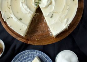 طريقة عمل تشيز كيك الزعتر البري والعسل الأسود