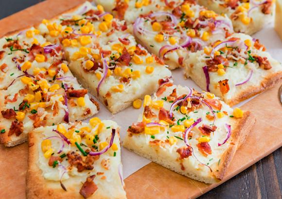 طريقة عمل بيتزا البطاطا المهروسة مع جبن الكممبير