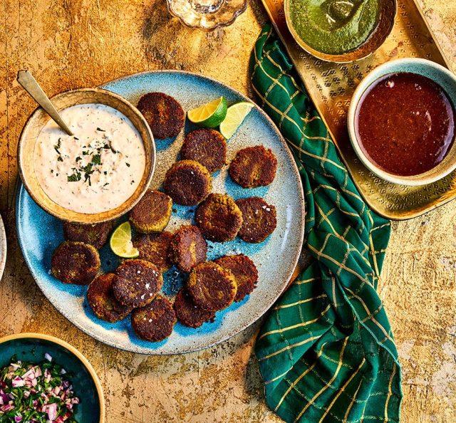 طريقة عمل كباب العدس الأسود مع صوص الرمان الحار