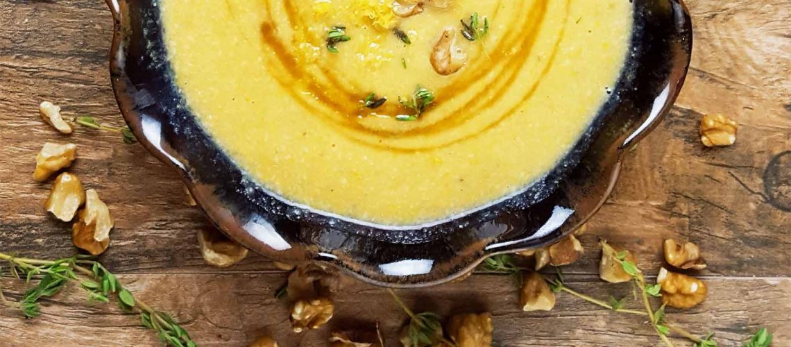 طريقة عمل شوربة الكوسا بالكاكاو الخام والمكسرات المحمصة