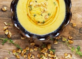 طريقة عمل شوربة الكوسا بالكاكاو الخام والمكسرات المحمصة