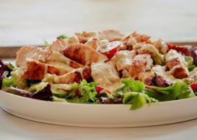 طريقة عمل سلطة الدجاج المشوي بالتتبيلة الخاصة