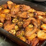 طريقة عمل صينية أجنحة الدجاج مع البطاطس
