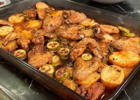 طريقة عمل صينية أجنحة الدجاج مع البطاطس