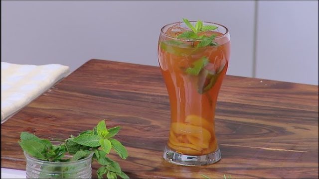 طريقة عمل شاي مثلج بالخوخ المجفف والقرنفل