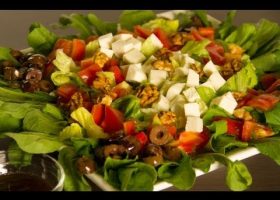 طريقة عمل سلطة الجرجير والأناناس بصوص العسل والليمون