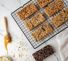 طريقة عمل ألواح جرانولا التوت البري واللوز