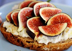 طريقة عمل ميني سندوتشات الجبن الابيض مع التين الطازج