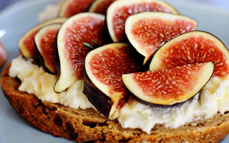 طريقة عمل ميني سندوتشات الجبن الابيض مع التين الطازج