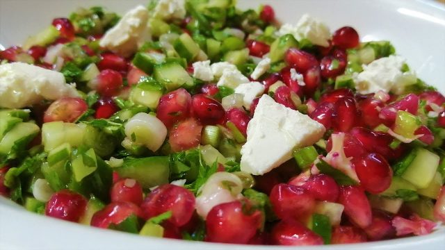 طريقة عمل سلطة خضار بالرمان للرجيم