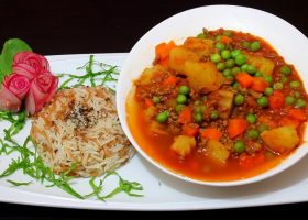 طريقة عمل يخنة بطاطس بازلاء وجزر مع الأرز