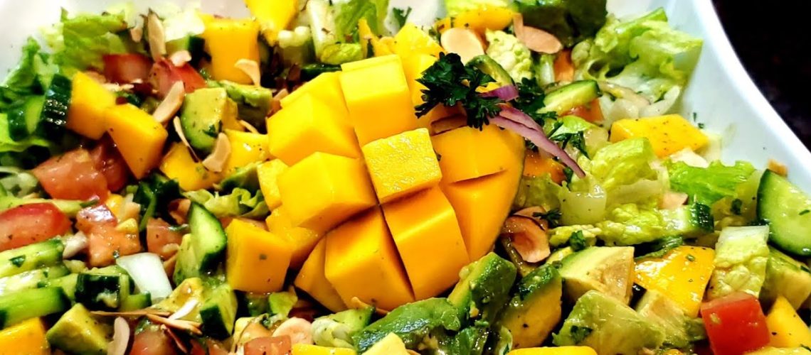 طريقة عمل سلطة الافوكادو والمانجو مع رقائق جوز الهند المحمص