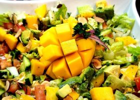 طريقة عمل سلطة الافوكادو والمانجو مع رقائق جوز الهند المحمص