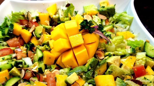 طريقة عمل سلطة الافوكادو والمانجو مع رقائق جوز الهند المحمص