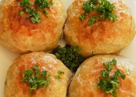 طريقة عمل أوزي لحم مفروم بالعجين