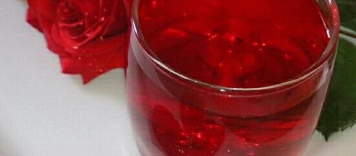 طريقة عمل مشروب مثلج بماء الورد والكركم والفلفل الأبيض