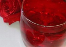 طريقة عمل مشروب مثلج بماء الورد والكركم والفلفل الأبيض