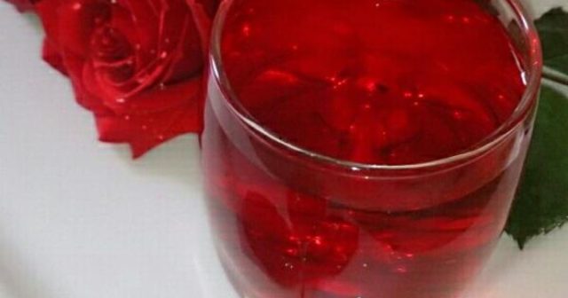 طريقة عمل مشروب مثلج بماء الورد والكركم والفلفل الأبيض