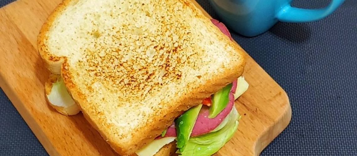 طريقة عمل ساندويتش توست اسود بحشوة زبادى وكركم ومانجو