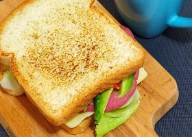 طريقة عمل ساندويتش توست اسود بحشوة زبادى وكركم ومانجو