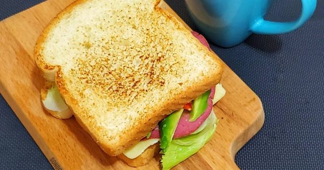 طريقة عمل ساندويتش توست اسود بحشوة زبادى وكركم ومانجو